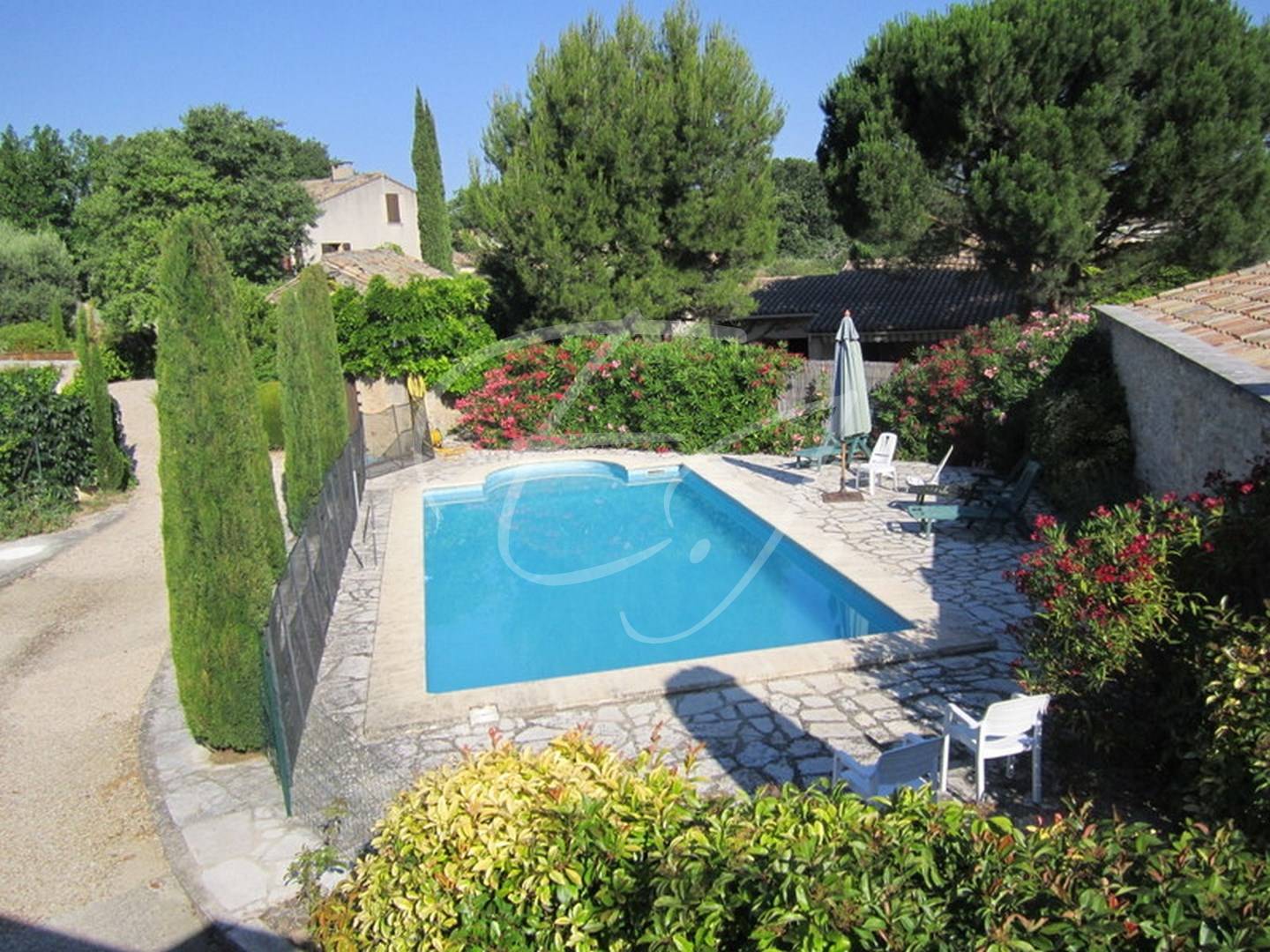 PLUS A LA VENTE - en plein centre du village de Robion belle propriété avec appartement indépendant et piscine
