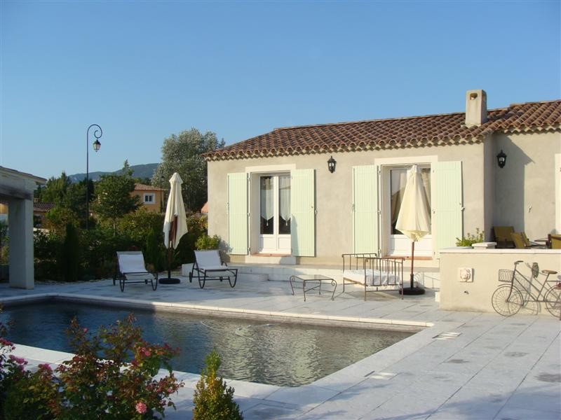Vente Lagnes Vaucluse 84 maison de 2 chambres avec piscine à vendre, garage, pool house, spacieux séjour. BIEN VENDU 