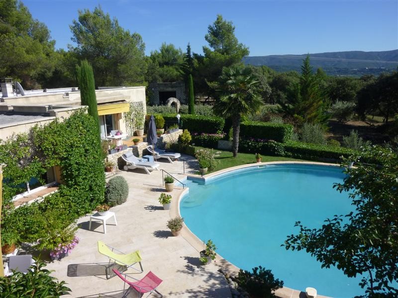Vente Proche Gordes : grande villa contemporaine plain pied, magnifique vue panoramique sur Luberon à vendre : 220 m², garage terrasse piscine sur grand terrain avec vue panoramique. BIEN VENDU