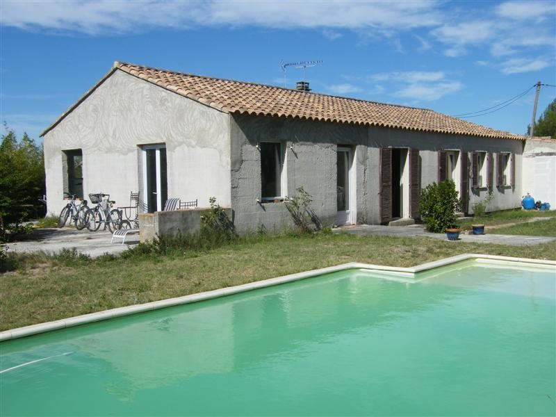 Vente maison plain pied Cabrieres d' Avignon 3 chambres et studio indépendant à vendre, travaux à faire avec grand terrain et piscine. BIEN VENDU