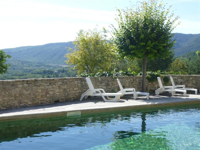 Vente Dans le triangle d' or du Luberon, ravissante maison de village 3 chambres parking privatif accédant à une piscine. BIEN VENDU 