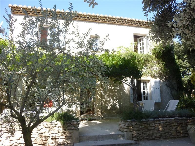 Vente proche de Gordes, Ménerbes, grande maison de vacances type bastide avec piscine située au pied du Luberon 4 chambres. BIEN VENDU