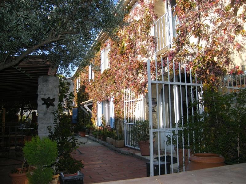 Vente mas de ville avec 3 chambres, un studio, un appartement T2, terrasse ombragé, proche des commerces en Provence. BIEN VENDU