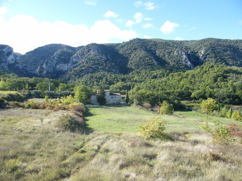 Vente rare au coeur du Parc du Luberon, au calme, maison traditionnelle bénéficiant d' une vue panoramique sur le Luberon en Provence. BIEN VENDU