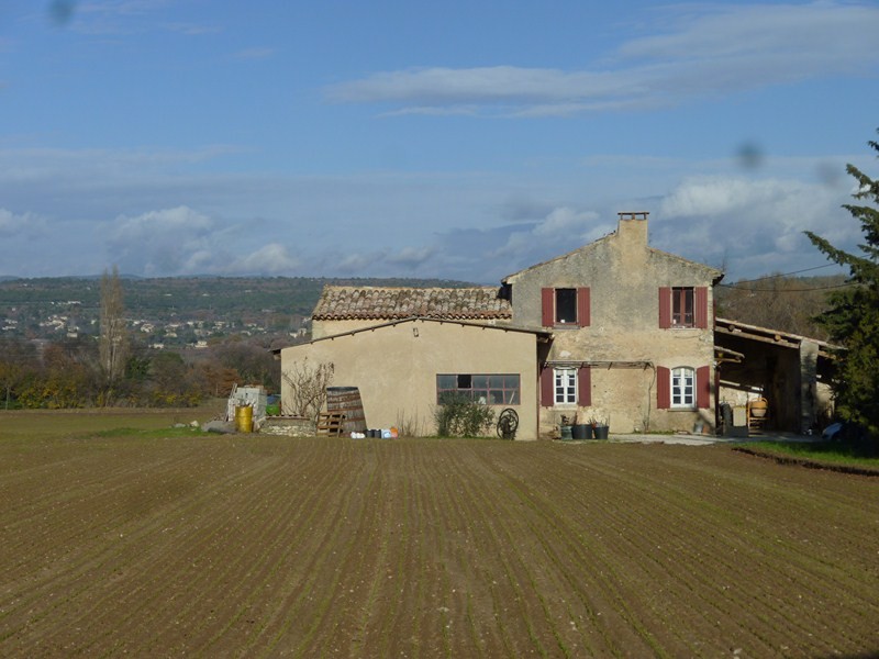 Vente uthentique mas provençal a vendre à Oppède en Luberon, sur 1 hectare de terrain au calme, avec dépendances et vue sur le Luberon et les Monts de Vaucluse. BIEN VENDU