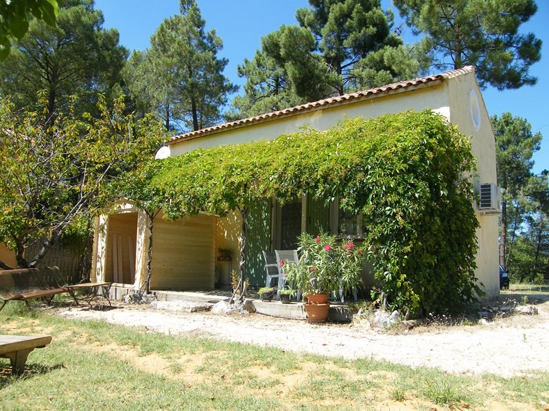  VENDU, jolie maison type mazet , plein de charme, terrain arboré, à vendre en Provence. BIEN VENDU