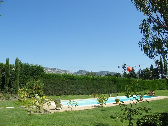 Vente Cheval Blanc mas provençal de 178 m² 3 chambres verrière garage piscine. BIEN VENDU