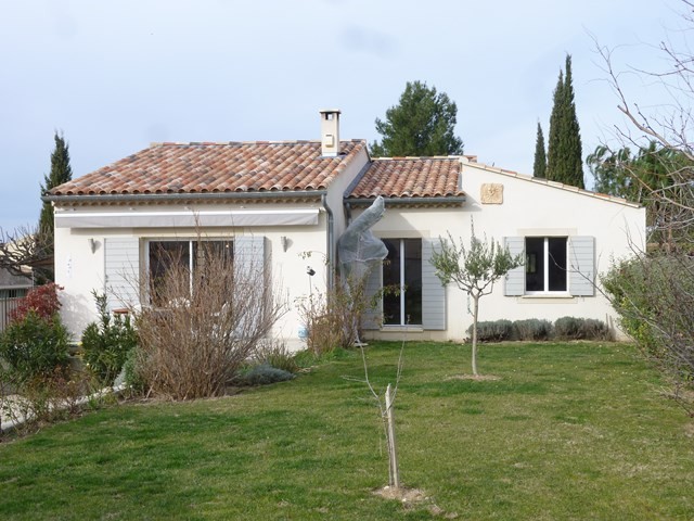 Vente Robion, proche commerces et toutes commodités, maison récente et lumineuse de plain pied, garage, piscine, jardin face au Luberon en Provence. BIEN VENDU