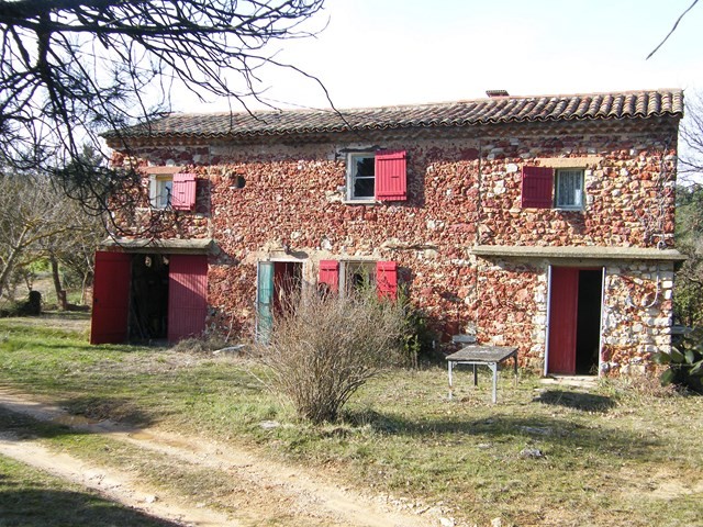 Vente proche Apt et Roussillon en Provence mazet en pierre à restaurer entièrement face au Luberon en Vaucluse. BIEN VENDU