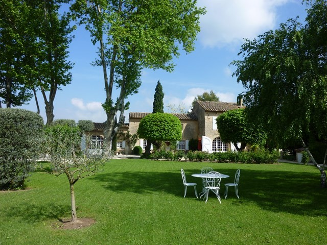 Vente propriété de prestige dans le Luberon. En campagne superbe mas restauré avec 4 chambres, piscine, parc arboré. BIEN VENDU 