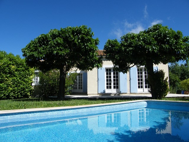  VENDU - L'Isle sur la Sorgue , en bord de rivière , belle villa 4 chambres ,  avec jardin , garage et piscine 