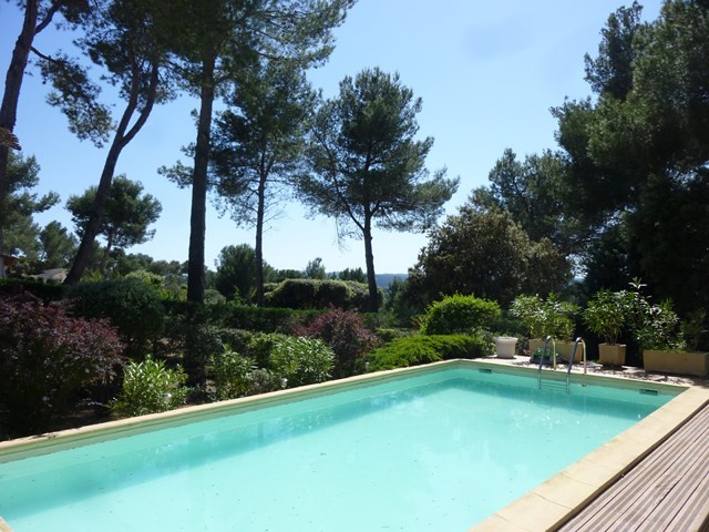 Vente entre Cheval Blanc et Les Taillades, belle villa de plain pied, sans travaux à prévoir, avec piscine, sur grand jardin paysager. BIEN VENDU