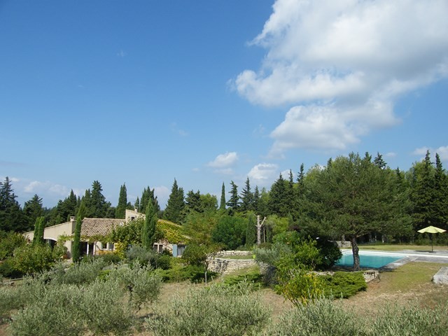  BIEN VENDU - Grande villa de qualité avec 5 chambres terrain avec piscine au pied du Luberon 