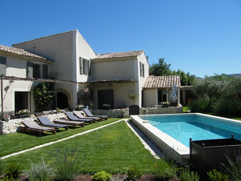Vente Cheval Blanc, authentique mas provençal restauré et 2 gîtes équipés sur terrain paysager avec piscine, proche village. BIEN VENDU