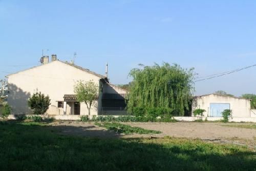 Mas mitoyen a renover en partie Cheval Blanc proche village Vente Achat. BIEN VENDU