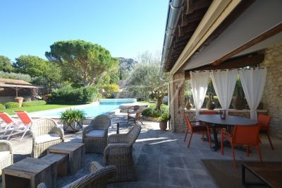 VENDU  - A vendre grande propriété au pied du Luberon avec jardin paysager piscine et garage