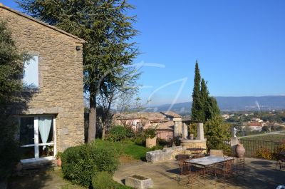 RETIREE DE LA VENTE -  maison de village Maubec vue panoramique, piscine et garage 