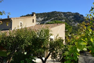 VENDU  - A vendre grande propriété au pied du Luberon avec jardin paysager piscine et garage