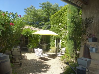 A été Vendu -  à Maubec beau Mas de village rénové avec 4 chambres piscine et jardin
