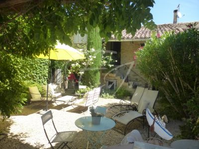 A été Vendu -  à Maubec beau Mas de village rénové avec 4 chambres piscine et jardin