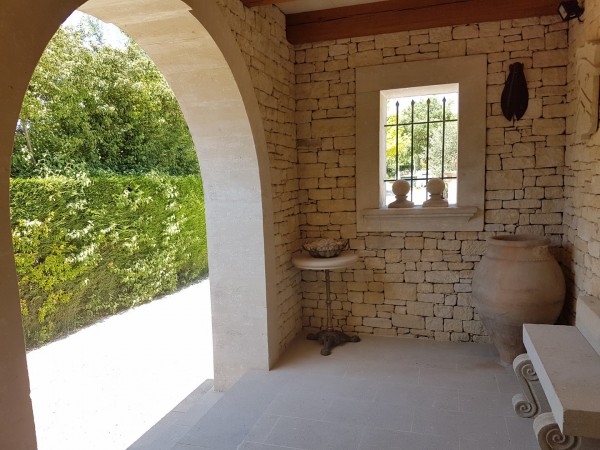  OPPEDE Proche village, avec une magnifique vue sur le Luberon , très belle maison en pierre avec piscine. BIEN VENDU