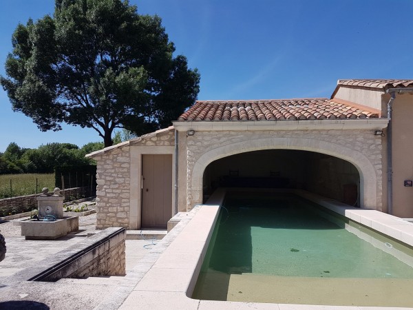  OPPEDE Proche village, avec une magnifique vue sur le Luberon , très belle maison en pierre avec piscine. BIEN VENDU