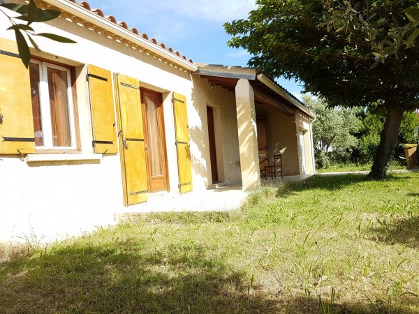 Maison de village T4 Cheval Blanc de plain pied avec 3 chambres jardin clos et garage. BIEN VENDU