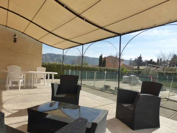 Villa T5 Cheval Blanc en excellent état avec jardin, piscine et vue Luberon. BIEN VENDU