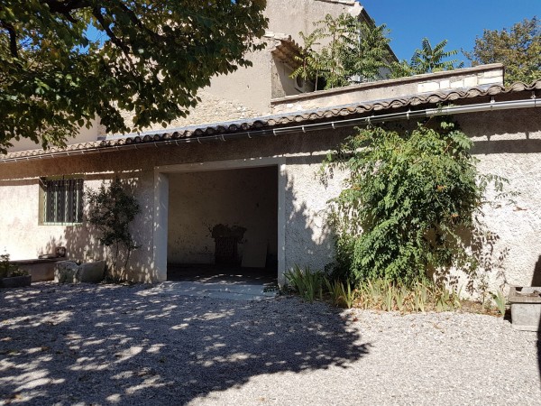 Maison de village T5 Robion Face au Luberon , grande bâtisse en pierre avec 4 chambres et nombreuses dépendances : remise, garage, grenier. BIEN VENDU
