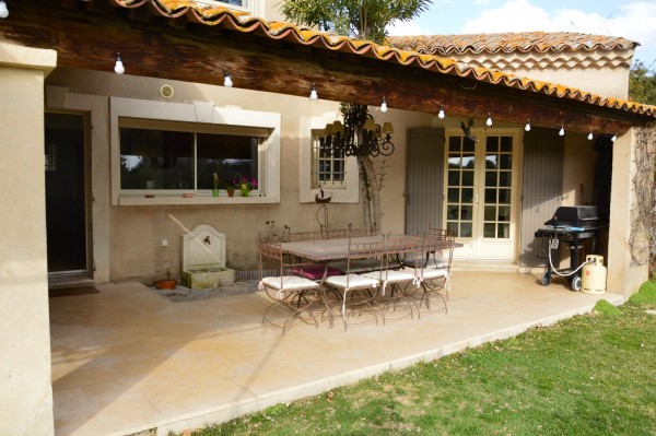 Vente maison avec terrasse ombragée, jardin et piscine 