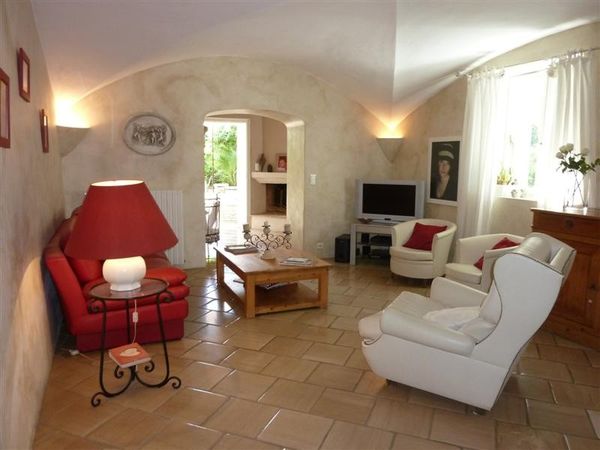 Vente Oppède en Luberon grand mas provençal à vendre, 3 chambres petit extérieur terrasse et garage. BIEN VENDU 