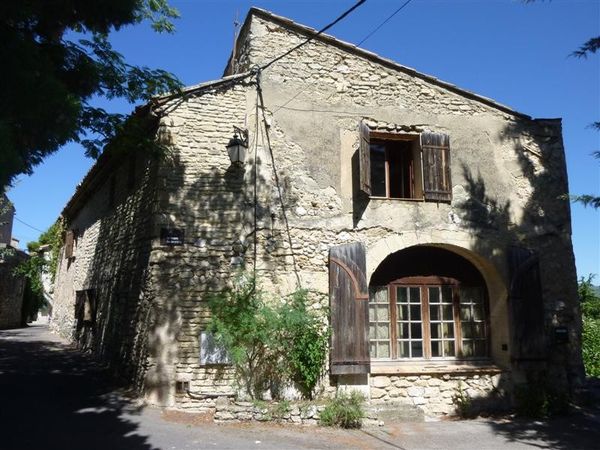 Vente Maison de village à Robion Vaucluse 4 chambres à vendre, grande terrasse abri voiture belle vue sur le Luberon. BIEN VENDU