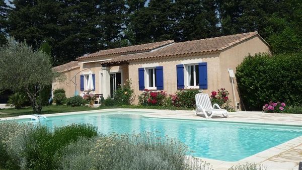 Vente villa de plain-pied au calme 4 chambres un grand terrain avec piscine à Cheval-Blanc Luberon  Provence. BIEN VENDU