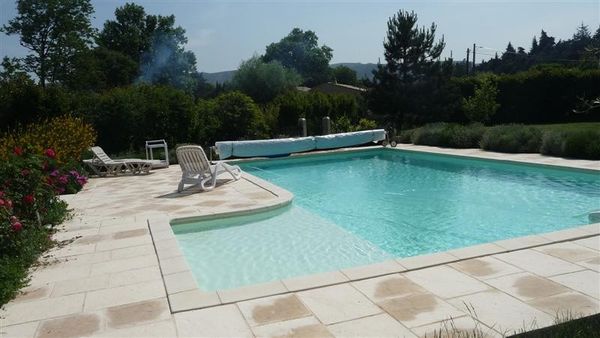 Vente au pied du Luberon, maison de plain pied 4 chambres et 1 bureau, piscine garage grand jardin, proche commerces à Cheval Blanc en Provence. BIEN VENDU