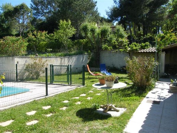 Vente en campagne villa mitoyenne sur un coté de Cheval-Bland, terrain de 1000 m² avec piscine. BIEN VENDU