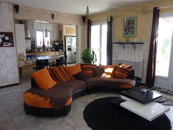 Vente Provence, villa de plain-pied, 3 chambres, 1 bureau, grand garage aménageable, piscine, vue Luberon au calme en Vaucluse. BIEN VENDU