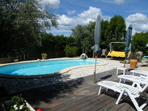 Maison  Robion proche des commerces, piscine et jardin en Luberon. BIEN VENDU