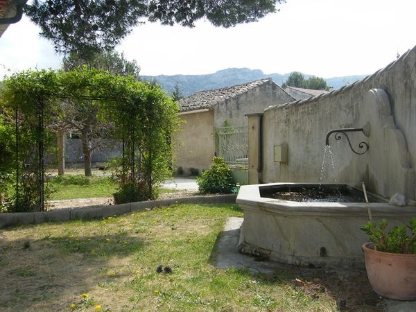  VENDU - Au Pied du Luberon Mas en pierres , 4 chambres a vendre , 170 m² hab. , une remise , sur terrain piscinable