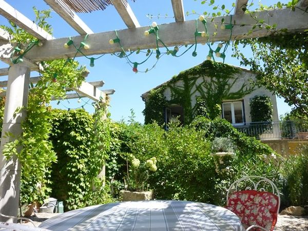 Vente à Maubec, jolie maison de village avec jardin et piscine dans un cadre champêtre, au clame et avec vue sur le Luberon en Provence. BIEN VENDU