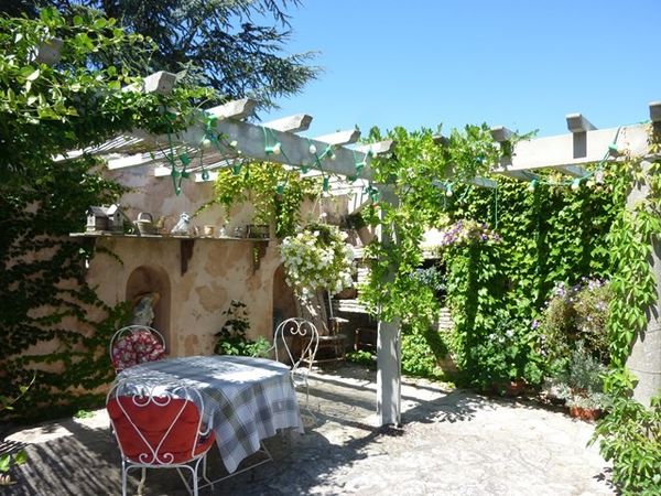 Vente à Maubec, jolie maison de village avec jardin et piscine dans un cadre champêtre, au clame et avec vue sur le Luberon en Provence. BIEN VENDU
