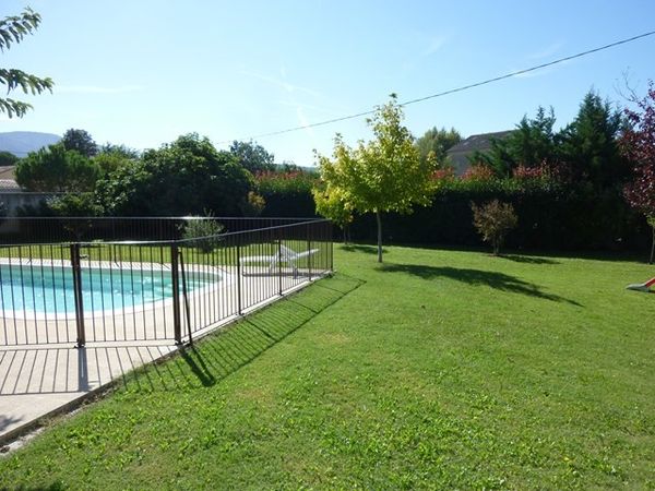 Vente Les Taillades, villa de plain pied de construction traditionnelle, grand jardin, piscine et vue sur le Luberon en Provence 84 Vaucluse. BIEN VENDU