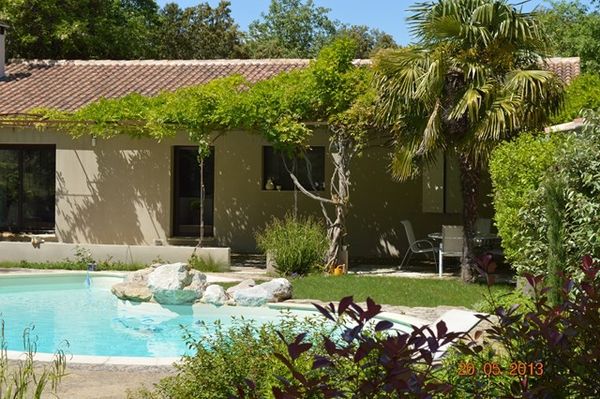 Vente proche Apt et Roussillon villa contemporaine située au calme avec piscine et garage. BIEN VENDU