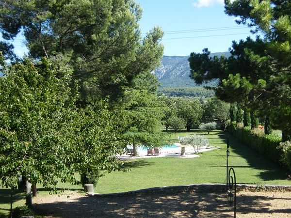 Mas Provençal Robion position dominante sur grand terrain avec piscine. BIEN VENDU