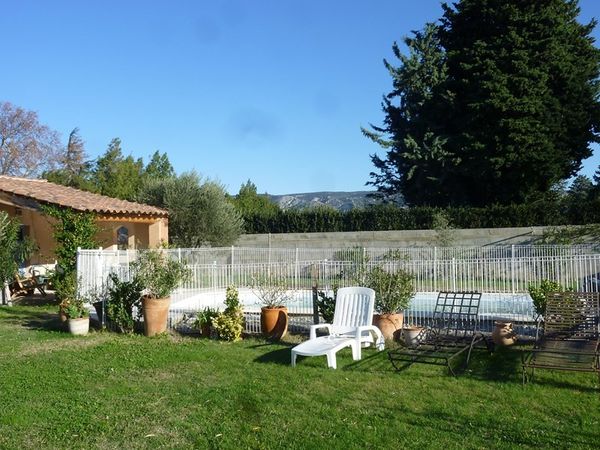  VENDU - Cheval Blanc, villa de plain pied avec 4 chambres sur grand jardin avec piscine et vue Luberon