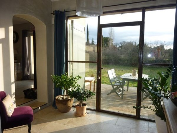  Belle maison moderne avec jardin nichée au calme dans la commune de Cabrières d'Avignon. BIEN VENDU
